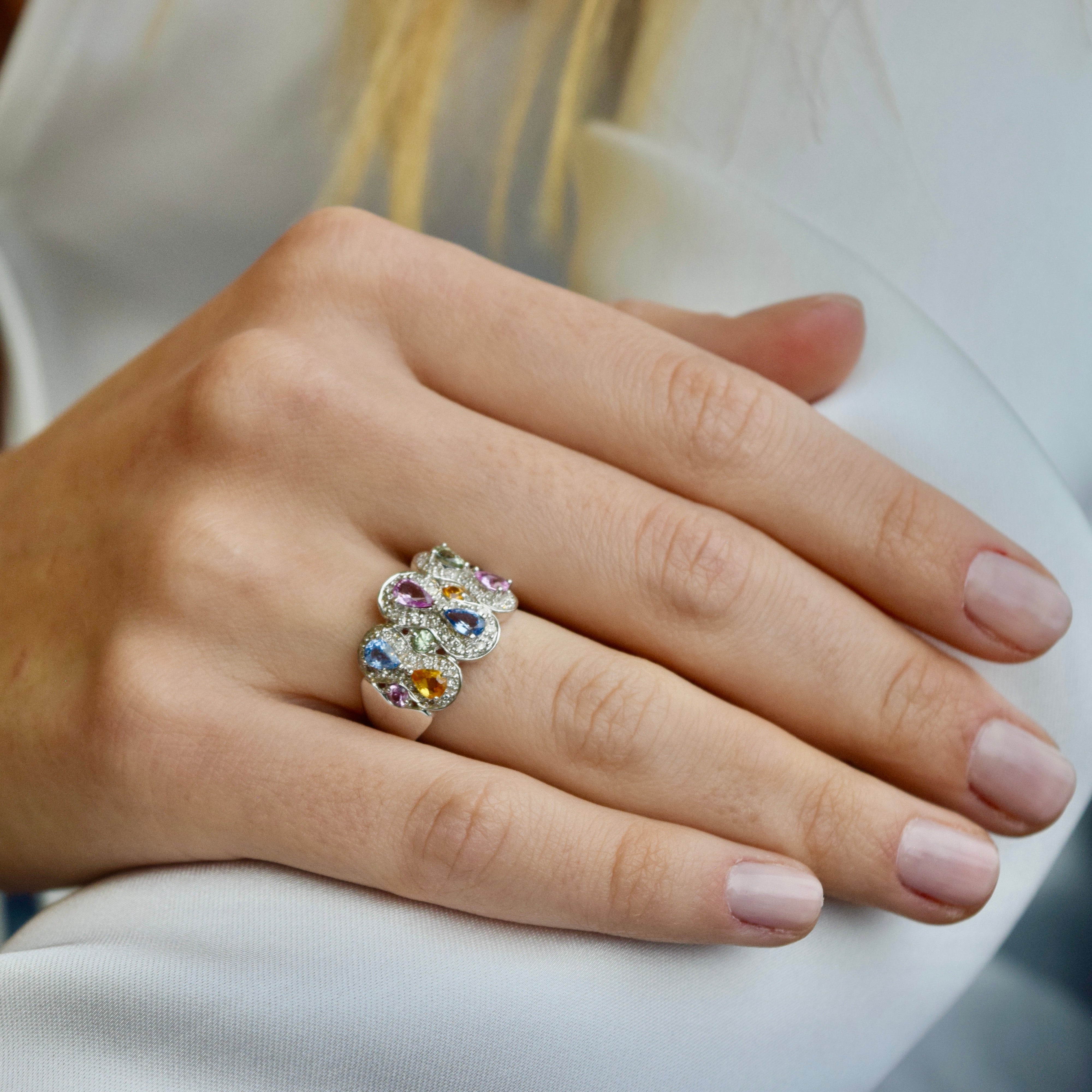 Anillo zafiros colores Oro blanco