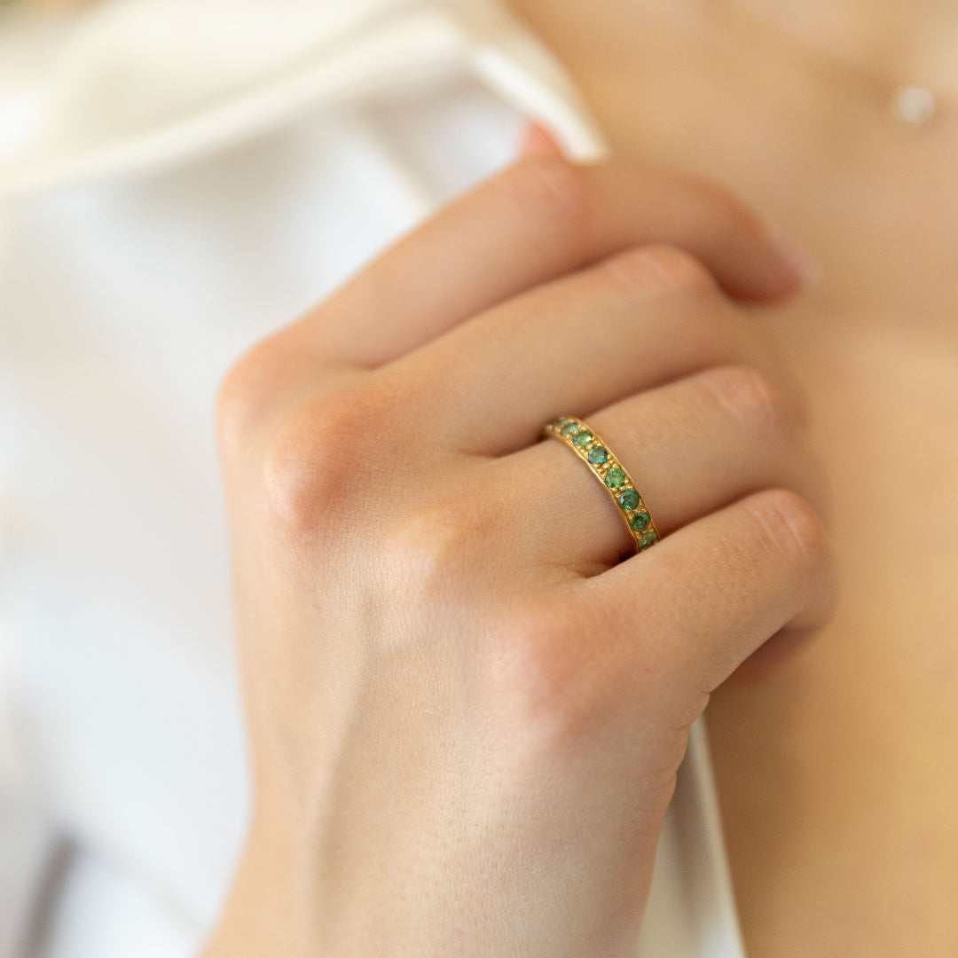 Anillo cintillo Leia diamantes verdes
