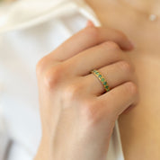 Anillo cintillo Leia diamantes verdes