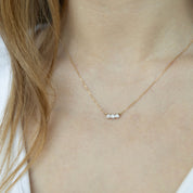 Collar placa tres diamantes