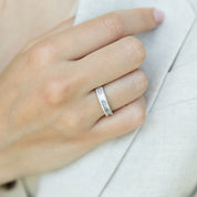 Anillo medio cintillo baguette