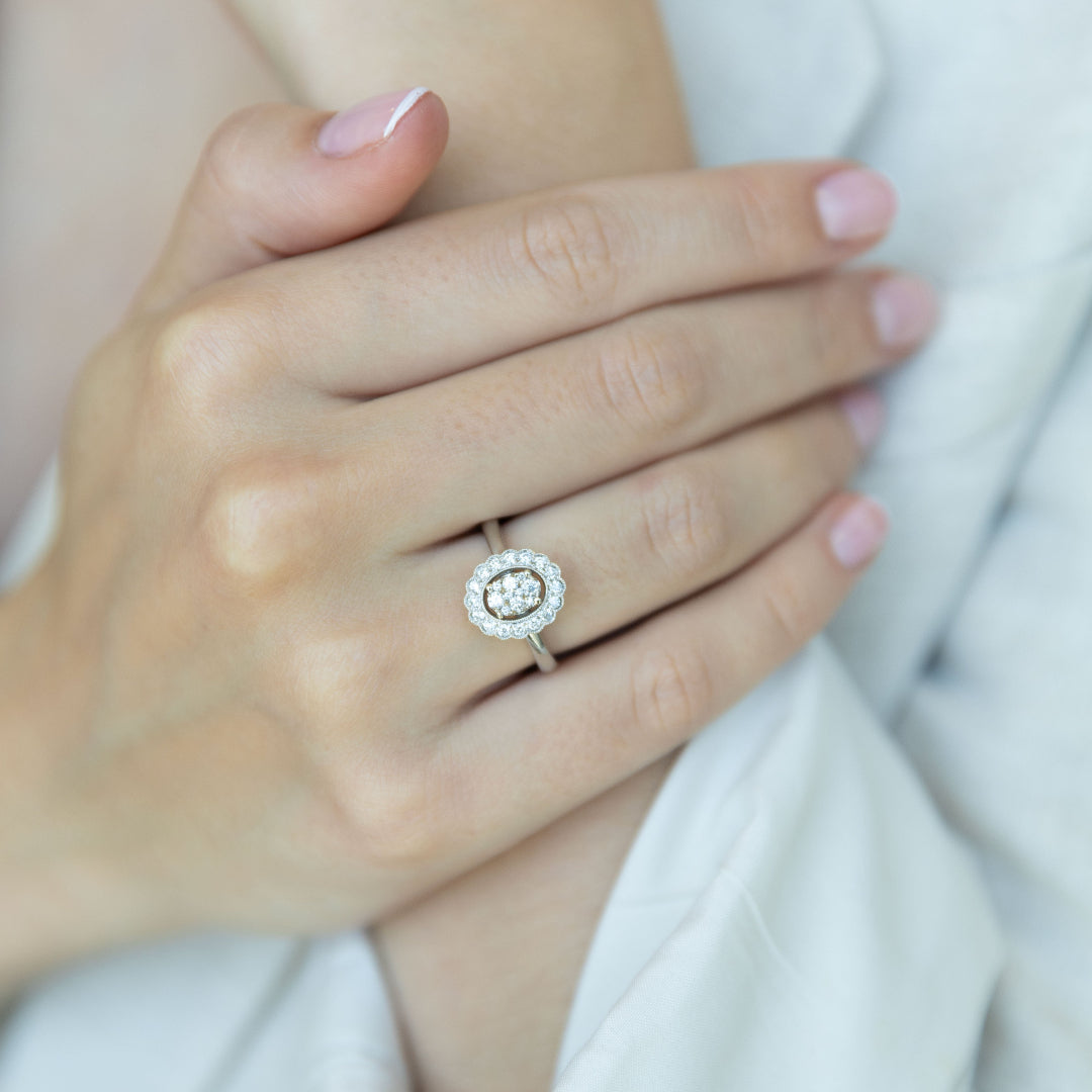 Anillo oval diamantes