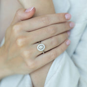 Anillo oval diamantes