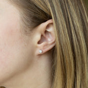 Aros flor mediana diamantes Oro Blanco 14 Kilates