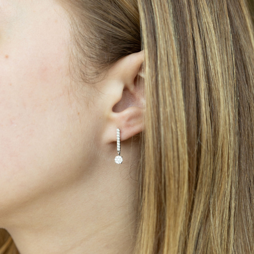 Aros barrita y diamantes Oro Blanco 18 Kilates