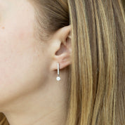 Aros barrita y diamantes Oro Blanco 18 Kilates