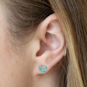 Aros mini corazón hueco esmeraldas